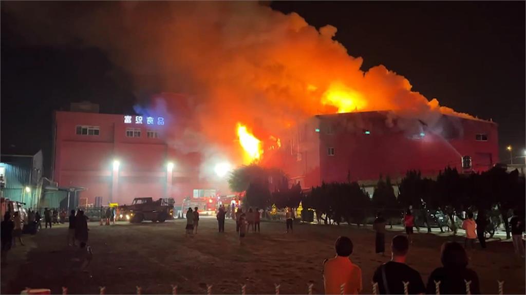 知名肉品供應商富統失火！殘火難滅　警消徹夜灌救2千平方公尺全毀