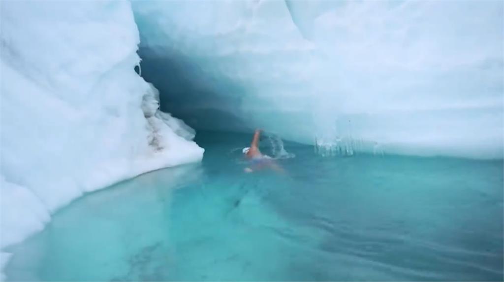英男游過南極冰河隧道 寫金氏世界紀錄