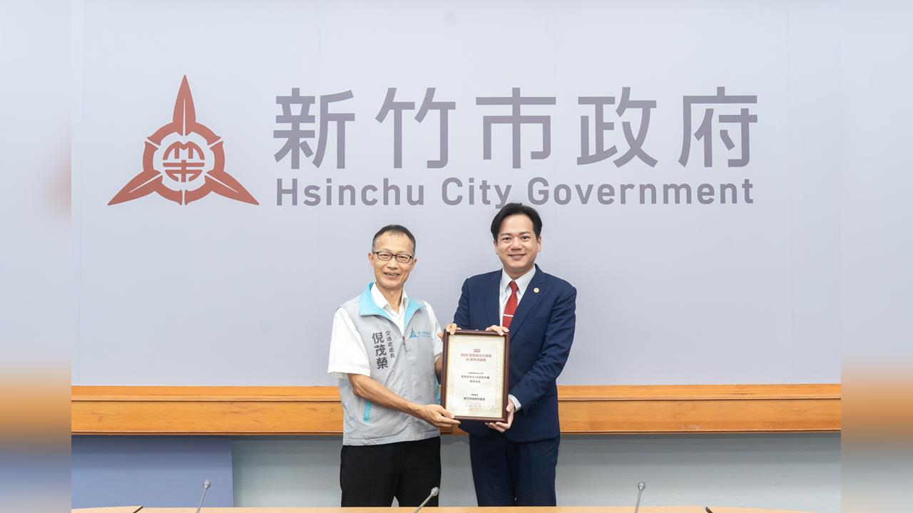 竹市智慧停車柱奪AI應用卓越獎 邱臣遠代理市長肯定智慧交通新典範