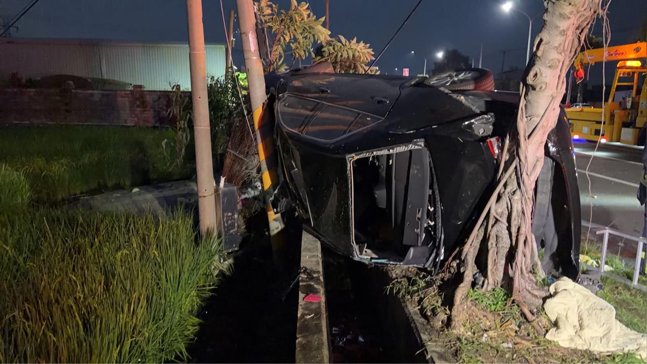 快新聞／驚悚！台中梧棲自撞翻車「1人噴飛、2人受困」　2男失去生命跡象