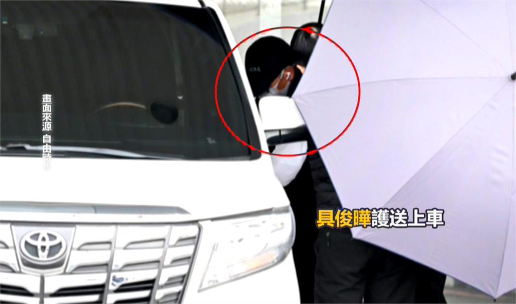 大S回家了！骨灰搭私人包機返台　具俊曄護送上車神情哀傷