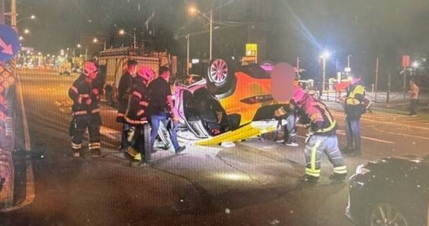 深夜68歲運將精神恍惚猛撞分隔島　計程車翻覆路口畫面曝光