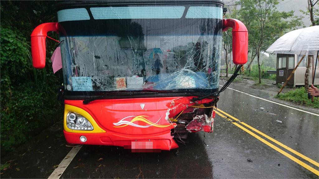 阿里山公路休旅車、遊覽車對撞！11人受傷送醫