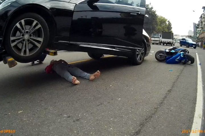 騎士捲入汽車底 警開拖吊車即刻救援
