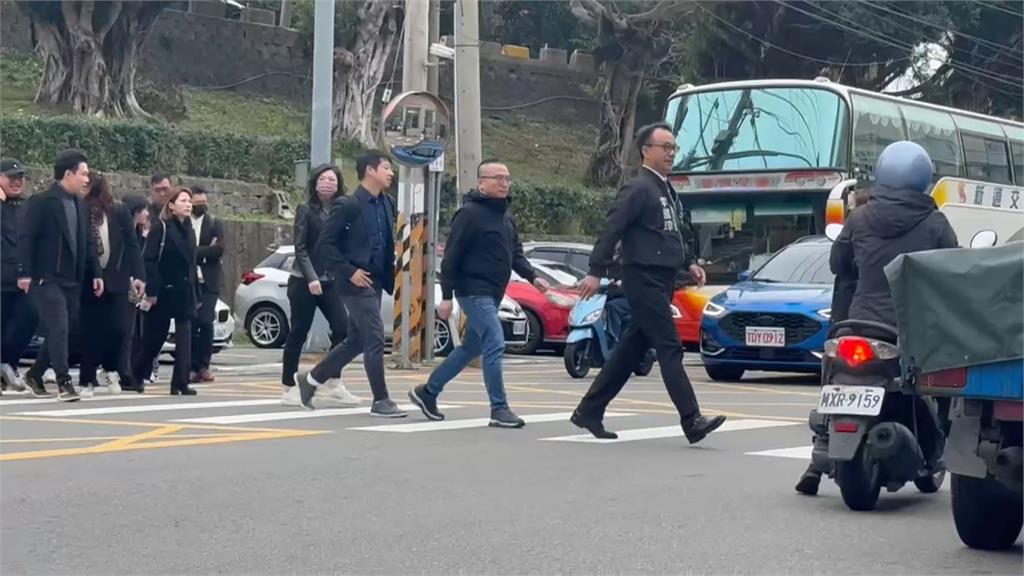 民眾黨高層赴新竹弔唁柯父　曝申請盼柯3/10家祭返家