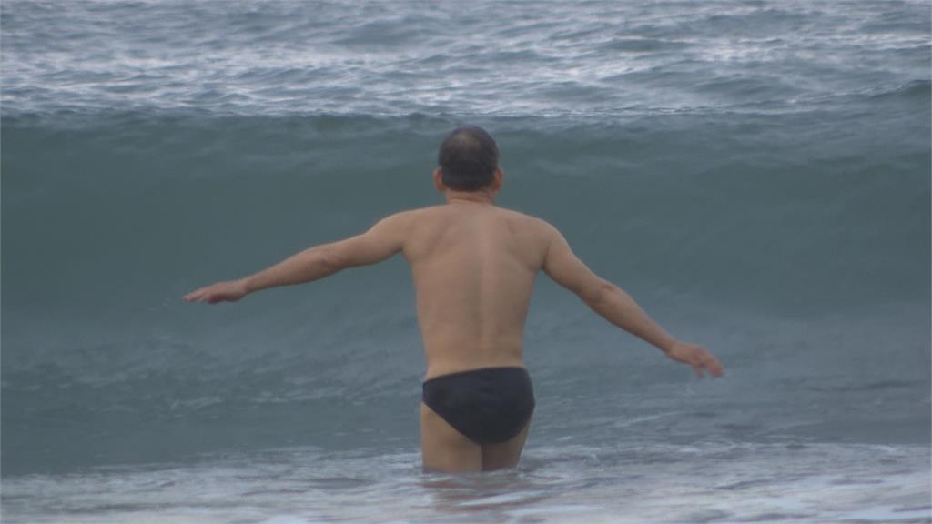 太猛了！西子灣清晨12度　泳客不畏低溫照常海泳