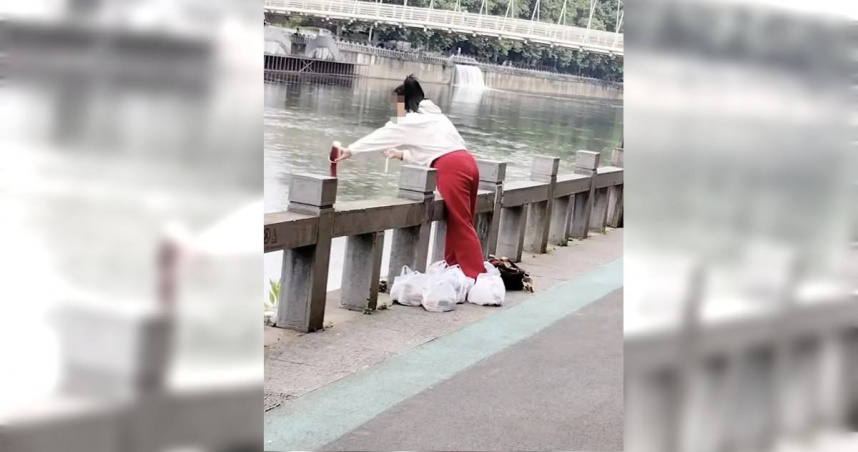奶茶也能「放生」？中國女狂往河中傾倒詭異液體　嘴巴疑唸經超渡