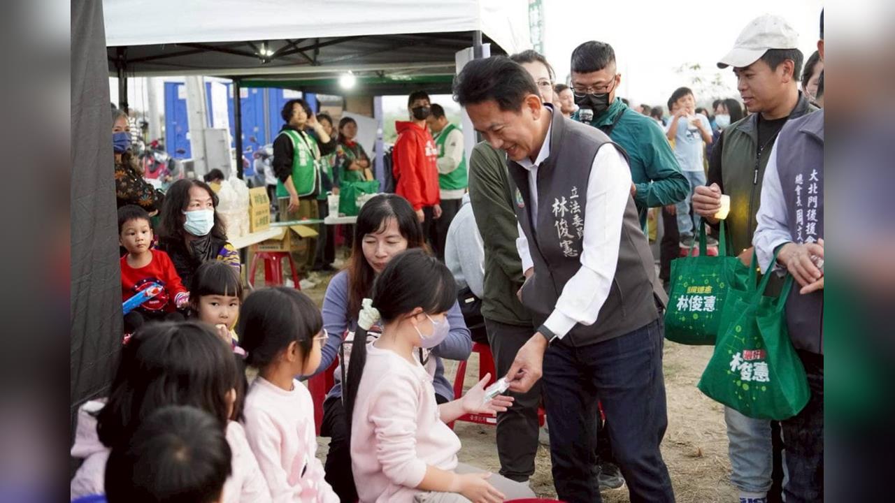 快新聞／耶誕節將至！林俊憲連年台南送歡樂　紙風車劇團再度感動大小朋友