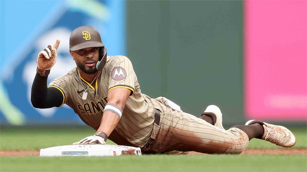 MLB(影)／你沒碰到我！教士球星「自由式收手」盜壘　聯盟驚嘆：超讚泳姿