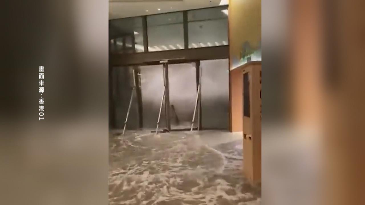 樺加沙橫掃香港！　當局掛10號風球警戒　飯店大門遭沖毀