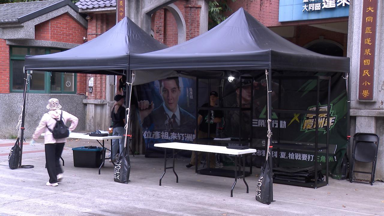 參加生存遊戲太興奮！男持玩具槍合照嚇壞民眾　警衝現場逮人