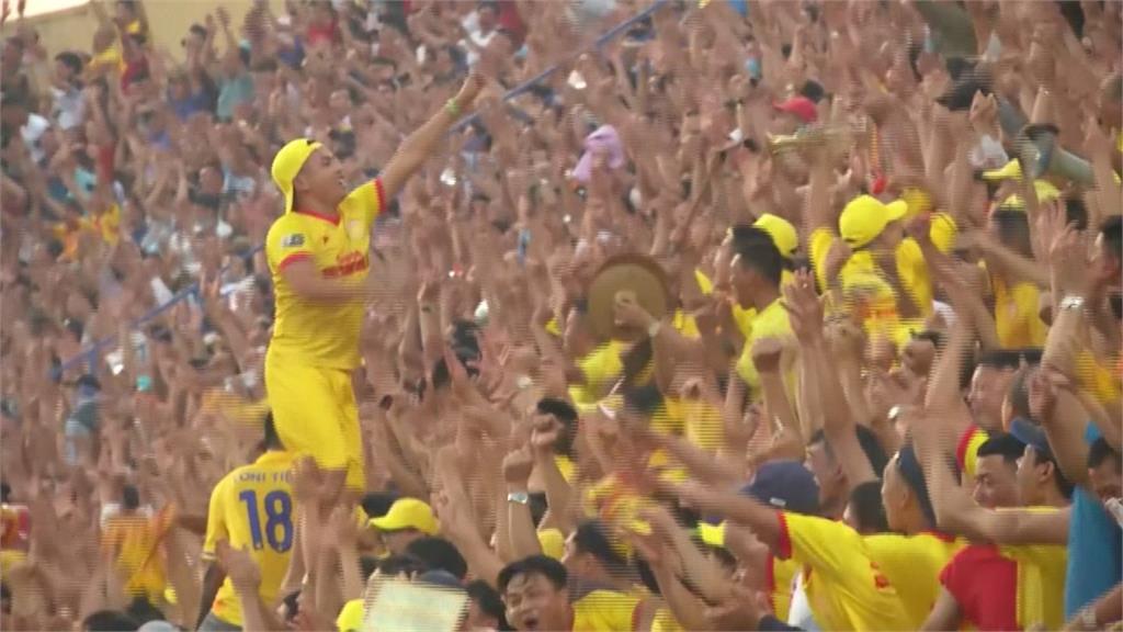 三萬球迷擠爆體育館 越南甲級足球聯賽重新開踢