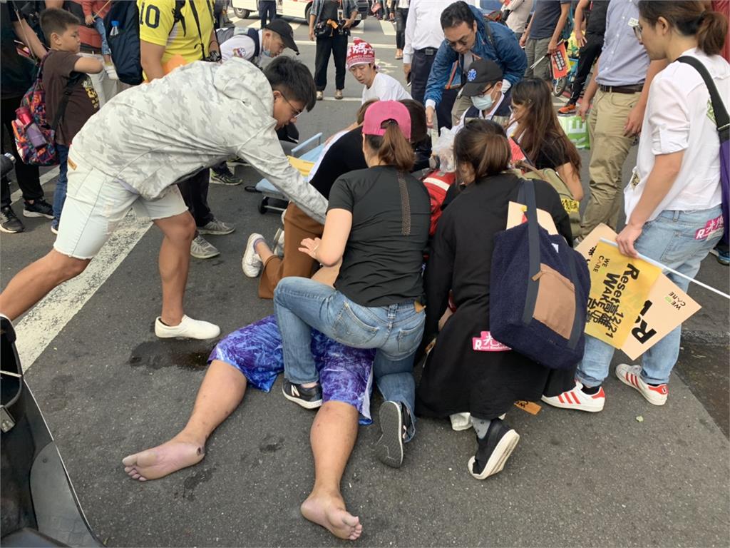 快新聞／高雄騎士等罷韓遊行隊伍通過 突倒地不起送醫急救