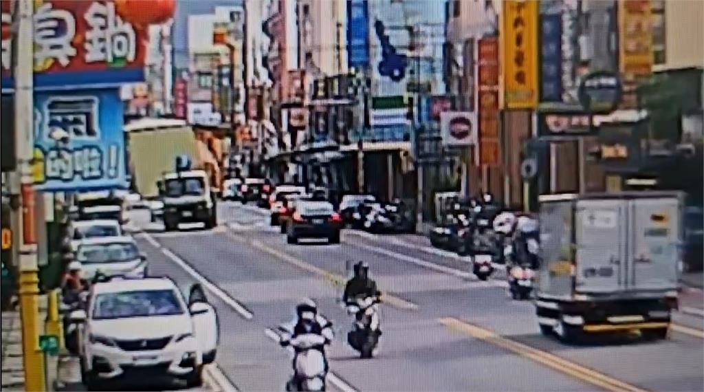 吊貨車載「移動城堡」一路晃 下一秒屋頂扯到電線大停電
