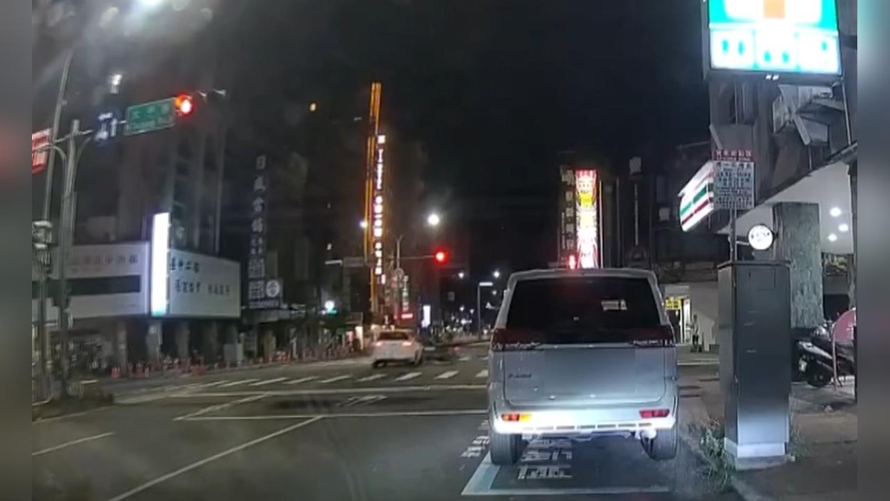 驚悚！台中轎車高速闖紅燈　撞上機車騎士又波及2車