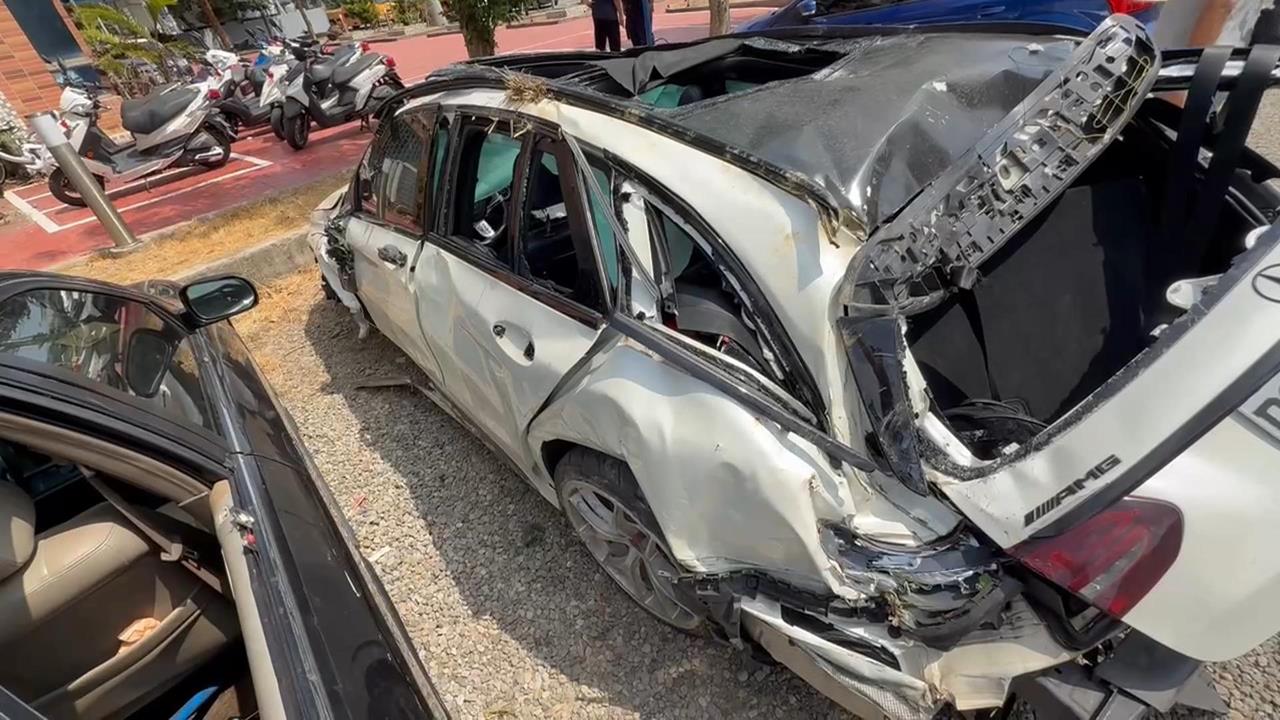 新竹湖口轎車自撞電線桿翻覆　3人噴飛1死2傷