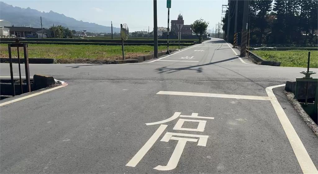 碰！機車與大客車相撞　行駛支線道未停讓恐罰