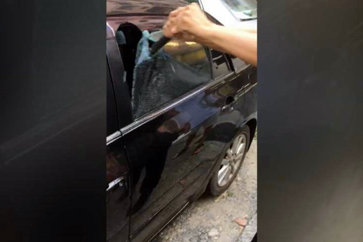 2歲童反鎖車內 母問警：破哪塊窗較便宜？