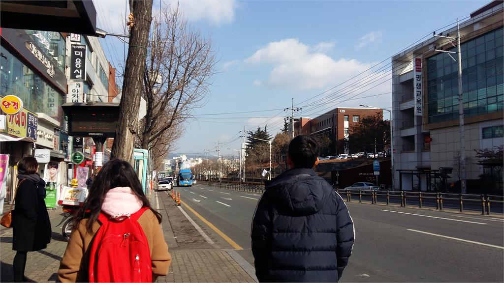 快新聞／疫情趨緩今增逾5.7萬例　南韓政府擬宣布：下週起戶外不用戴口罩