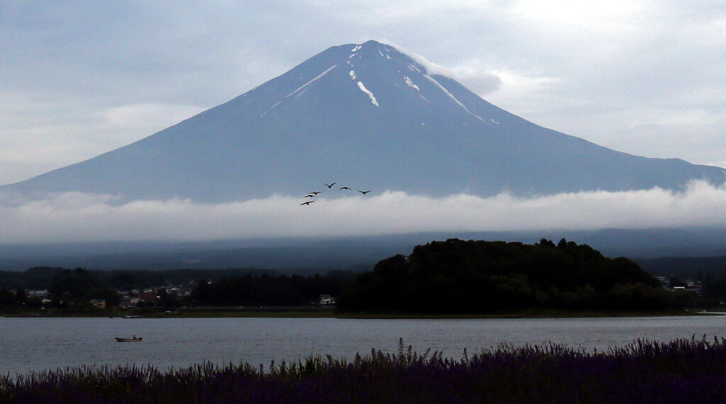 夏日登山季最終日　大批遊客濃霧中搶登「富士山」