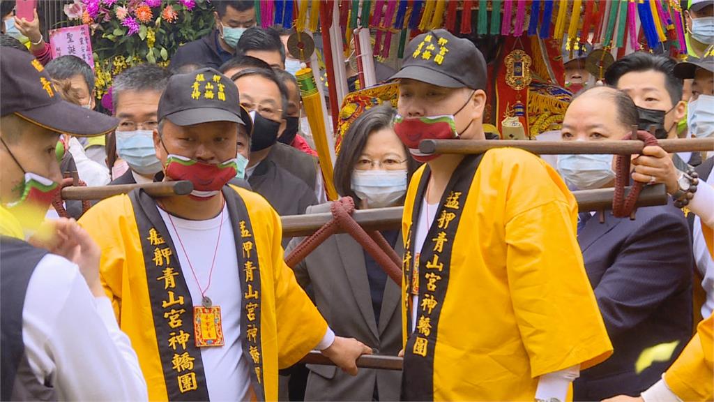 艋舺盛事青山祭...   小英叮嚀防疫 柯文哲「被抓包」沒戴罩