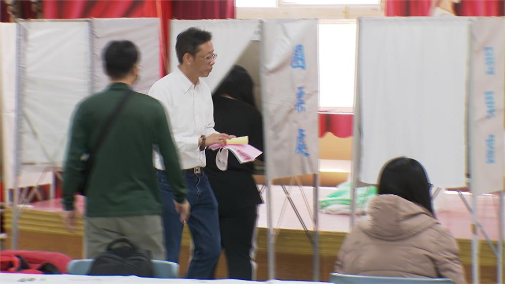 全國立委激戰選區之一！　新北板橋西區張宏陸、林國春早起投票