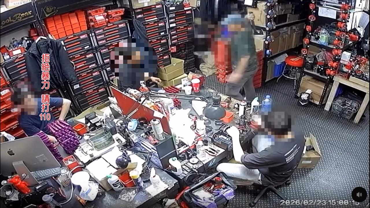 離職男持斧闖公司狂砍前同事　行凶驚險畫面曝光、業者出面說明