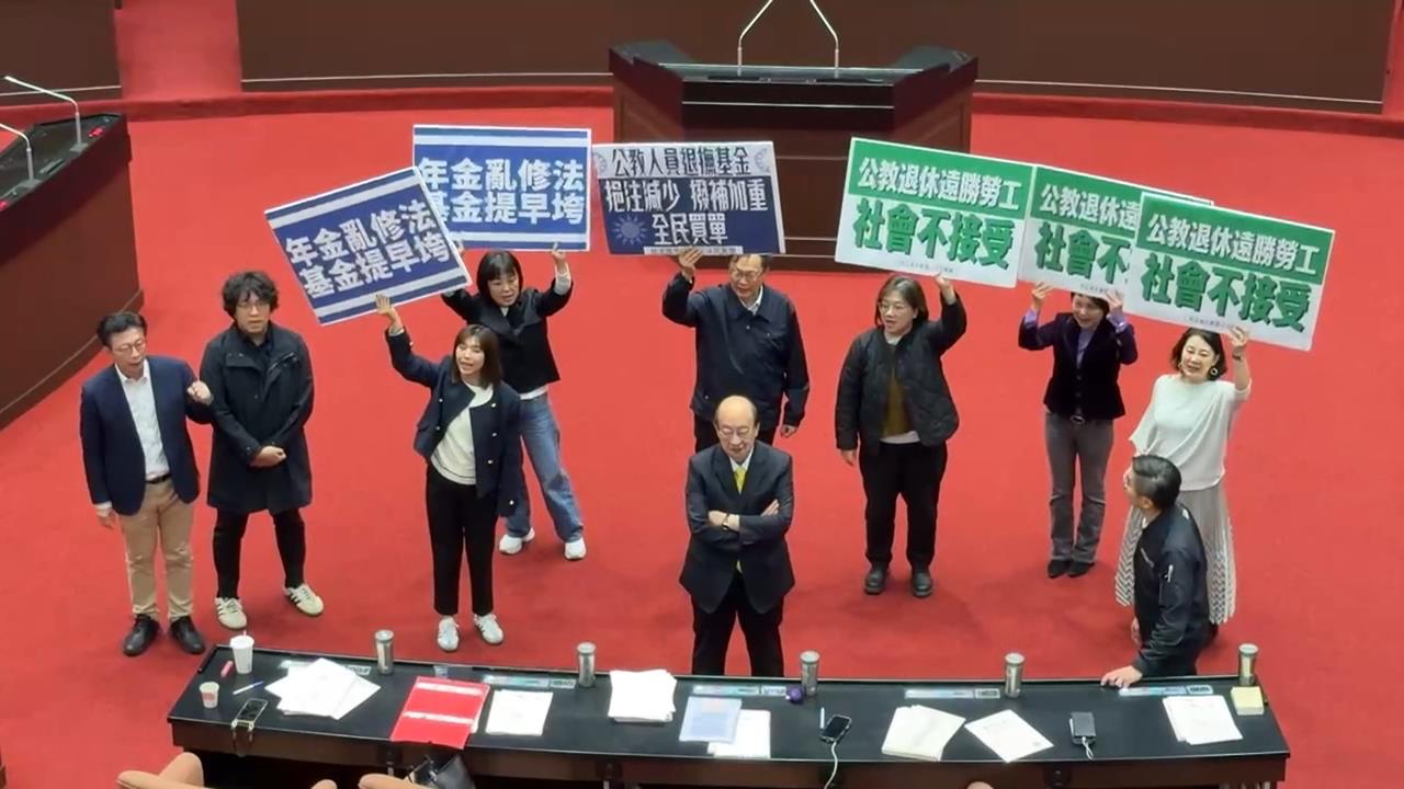 停砍年金三讀！回溯自113年起適用　綠嗆：從老百姓口袋多拿稅金