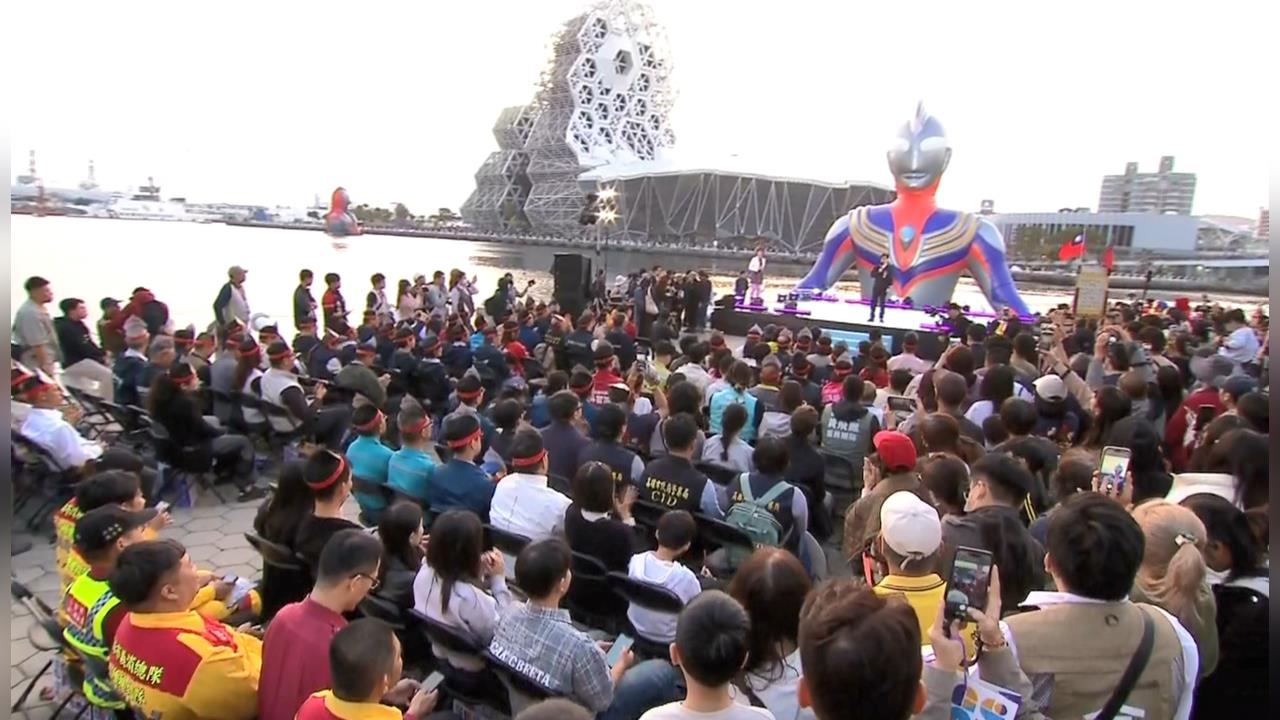 超人力霸王降臨高雄! 15公尺高"初代.迪卡"矗立愛河灣