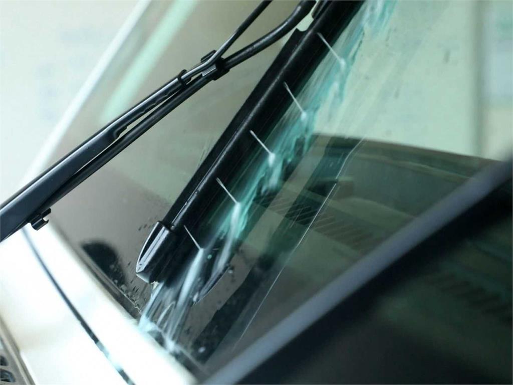 越野玩家都想要！Jeep 開發出能迅速恢復玻璃視野的高性能雨刷片