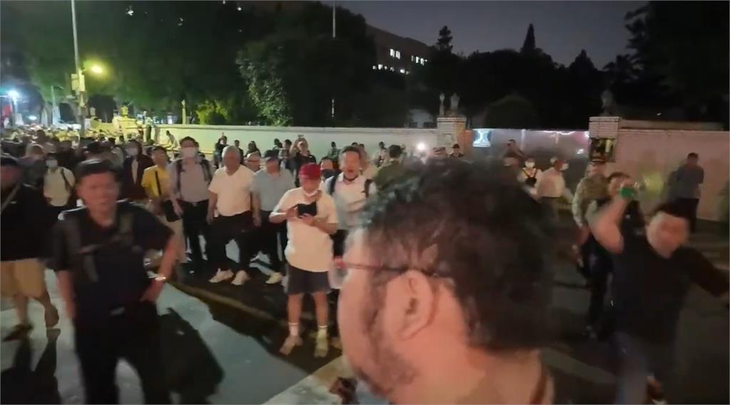 快新聞／直播遭藍營支持者偷打、潑飲料　四叉貓：一起下架不適任立委