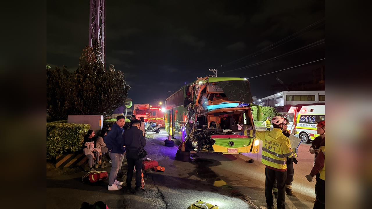 快新聞／遊覽車司機疑似恍神　撞蘆竹路邊大貨車釀19人受傷