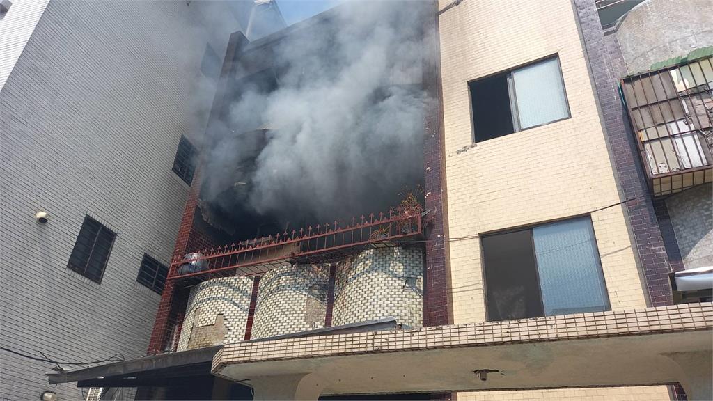 快新聞／濃煙狂竄！ 台南安平古堡附近公寓失火 住戶及時逃出