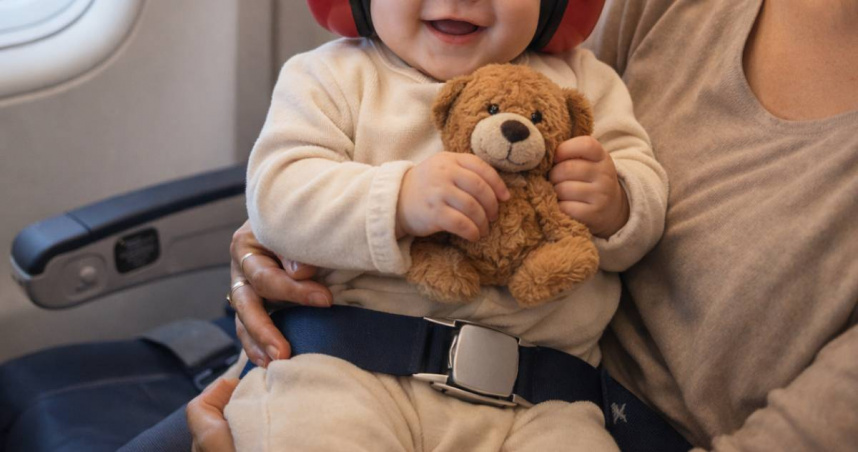 帶「嬰兒搭機發耳塞」獲讚天使家長！蘇怡寧不挺：只會讓霸凌合理化