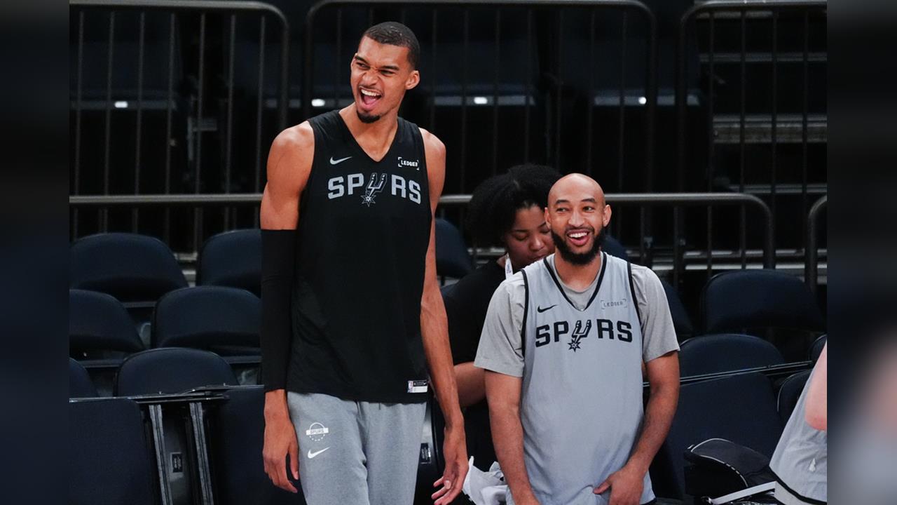 NBA(影)／尼克球迷「歡迎」溫班亞馬光臨紐約！包圍飯店猛噓：準備去打高爾夫吧！