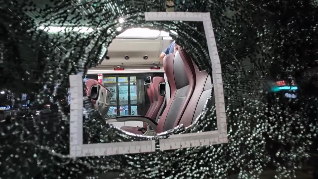 嚇！高雄公車行駛中突「爆窗」　後座玻璃疑遭異物擊中破裂