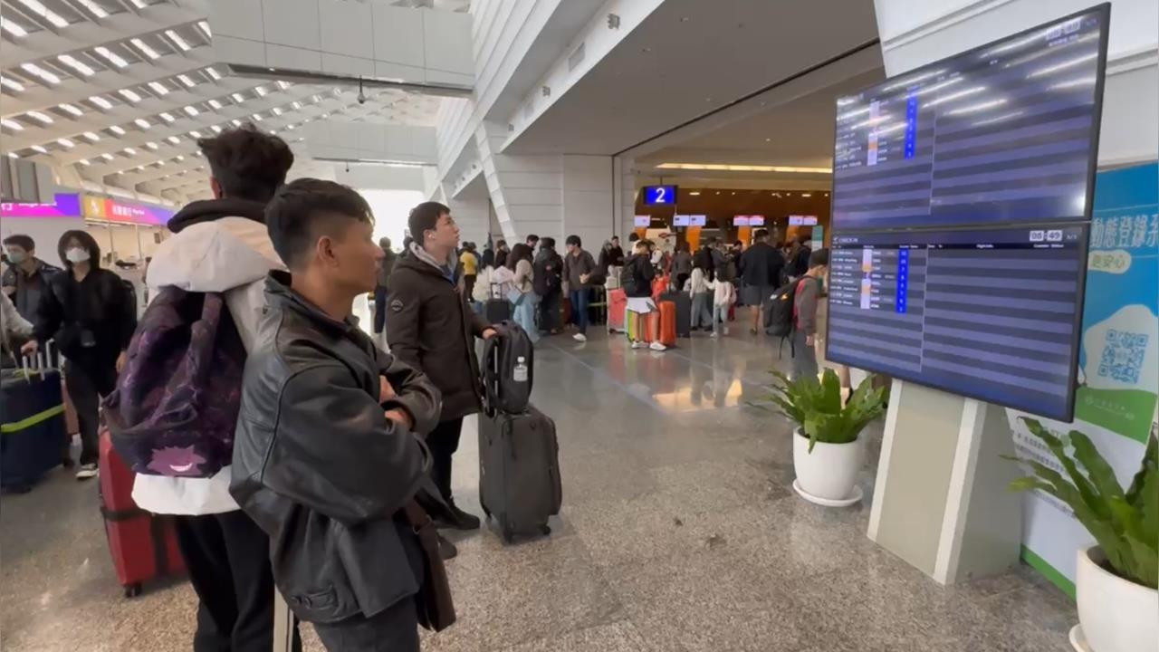 快新聞／都還沒放假！桃機湧現出國人潮　行李輸送帶「不堪重負」大塞車