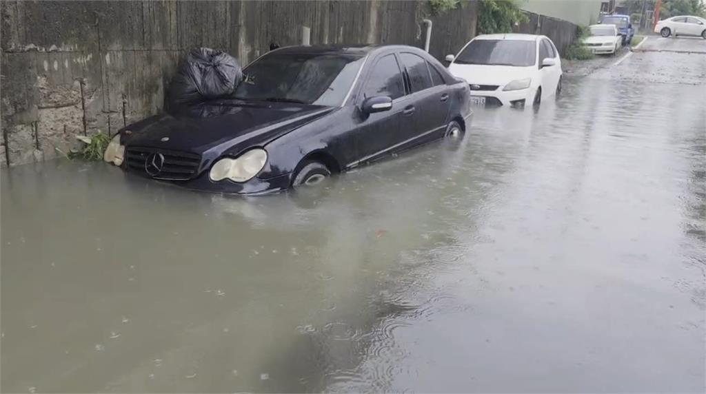 快新聞／強降雨現災情！　高雄大寮、鳥松低窪地區淹水1個輪胎高