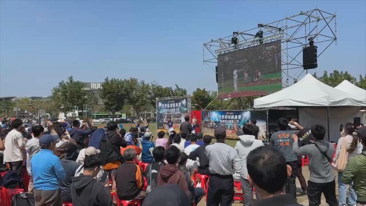 經典賽台韓大戰！台南女子看轉播　「腳踩國旗」全被拍下