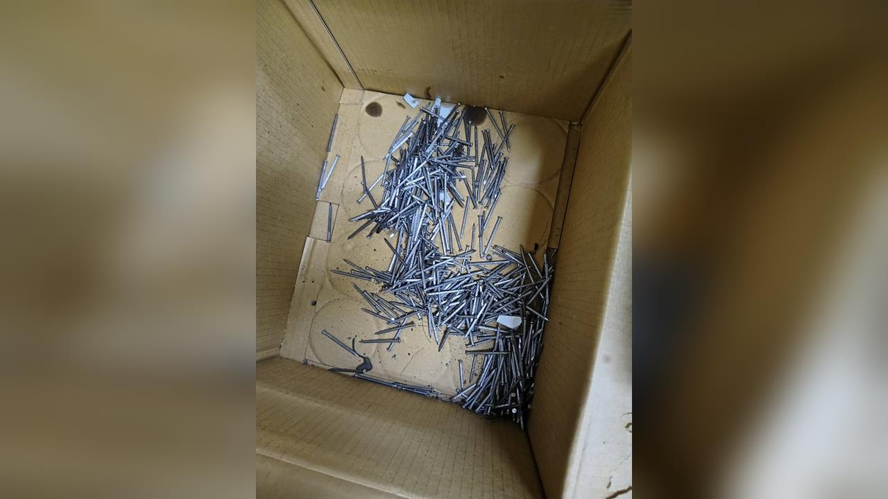 步步驚心！　彰化和美路口　散落「上百支鐵釘」　民眾看傻眼