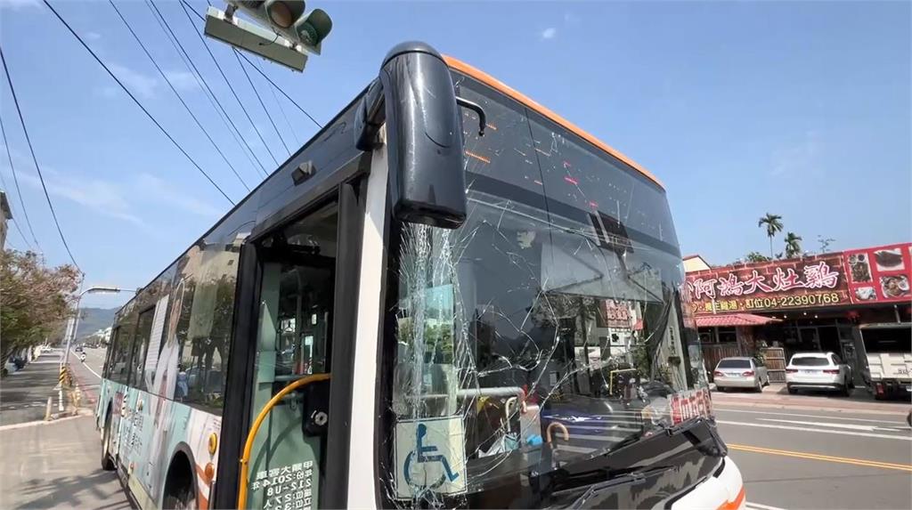 快新聞／台中公車靠站出包！「撞柱」擊落路牌　騎士閃避慘摔送醫