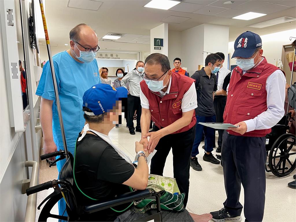 快新聞／撞擊瞬間畫面曝！三峽轎車暴衝猛撞人群　3人送醫宣告不治