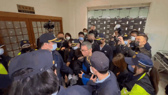 快新聞／陳佩琪緊抱不讓柯文哲離開　哭喊：政治干預司法、迫害人權