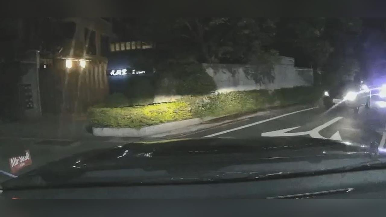 趴下! 毒駕巷弄內狂飆 警將人拽下 4人被壓制在地