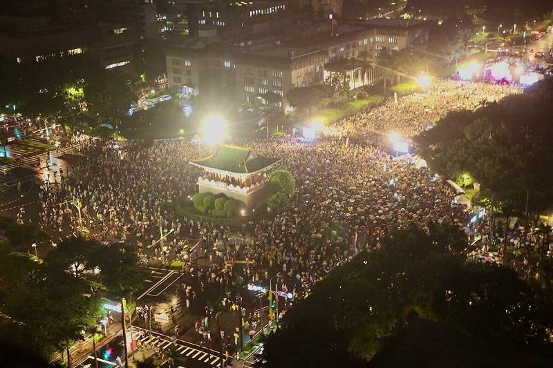 空拍畫面曝光！10萬人不畏風雨上凱道挺罷免　他任「神秘嘉賓」籲726阻止國家遺憾
