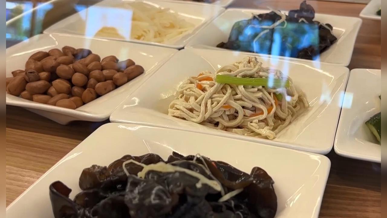 高雄水餃名店小菜漲一倍　「豬耳朵、皮蛋豆腐」一盤要99元