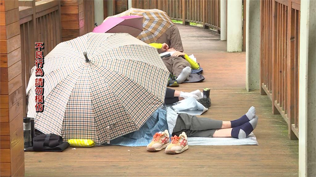 「別再占位了」！溪頭包包占位亂象叢生　祭移除令通通清空