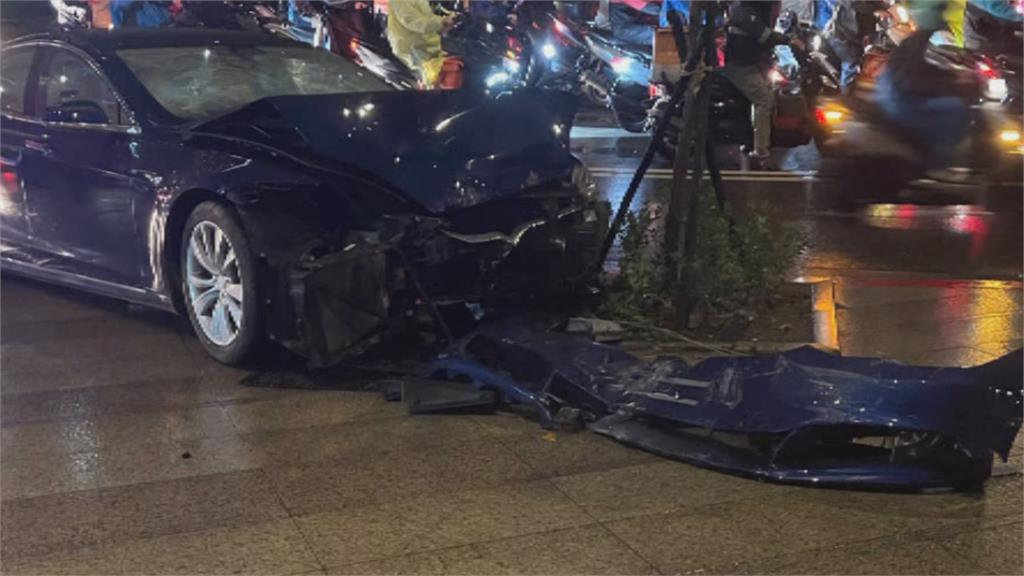 仁愛圓環車禍連環撞！　王老先生開特斯拉先撞前車再撞柱