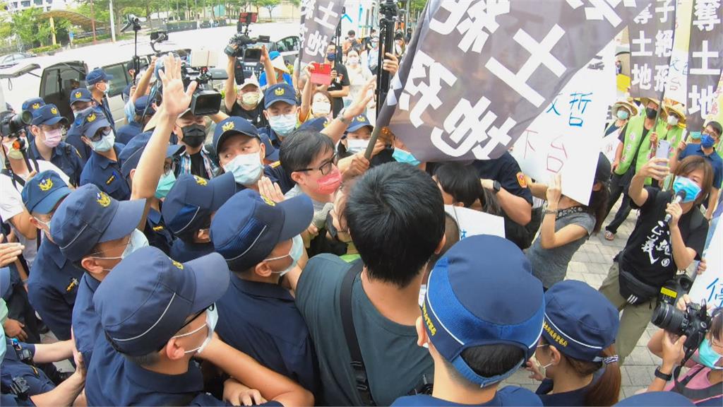 社子島開發案抗議爆推擠　自救會長泛淚交陳情書