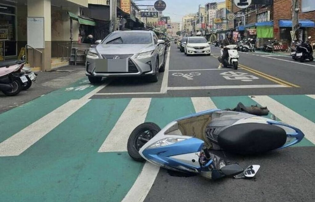 彰化轎車停路邊突開車門 騎士閃避不及倒地滑行